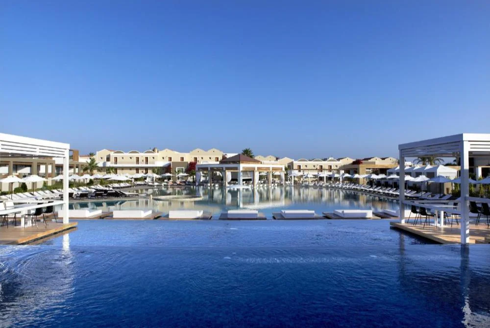 Pelagos Suites Hotel zwembad 