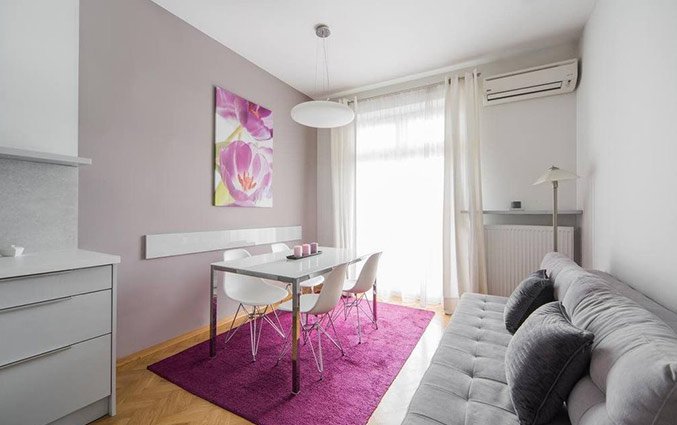 Eet- en zithoek van een appartement van Appartementen 4Seasons in Krakau
