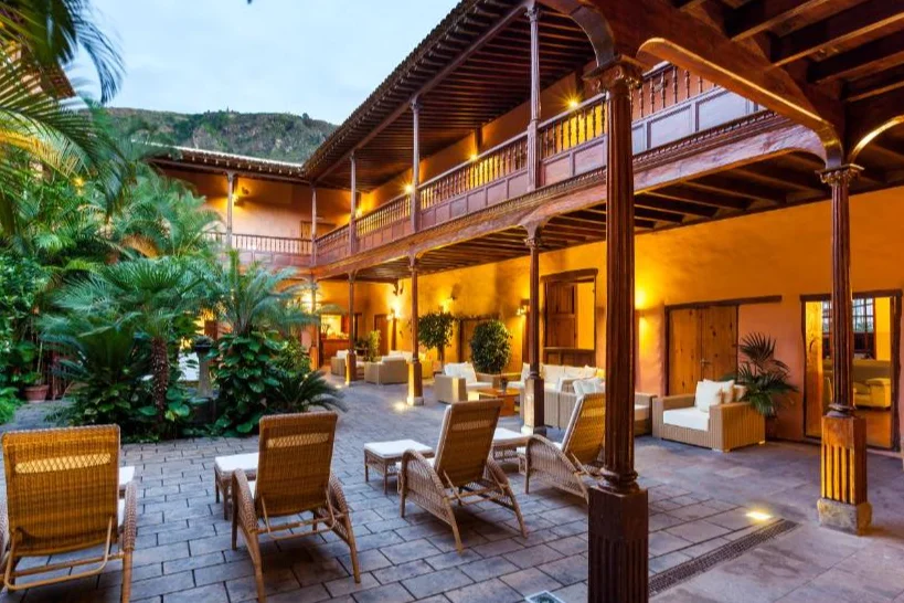 LIVVO La Quinta Roja