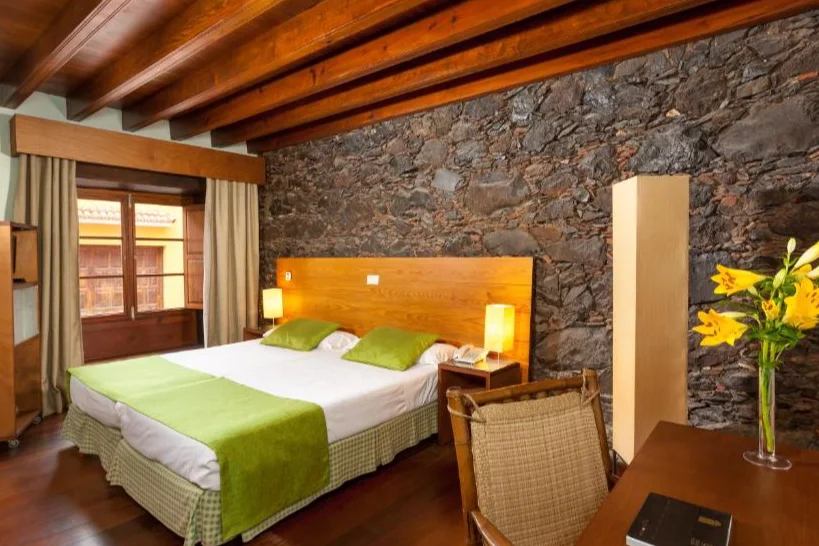 LIVVO La Quinta Roja