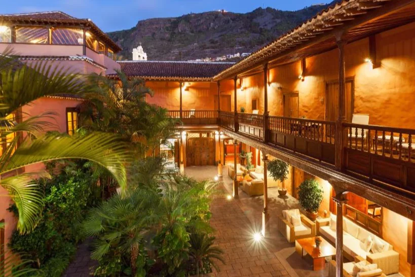 LIVVO La Quinta Roja