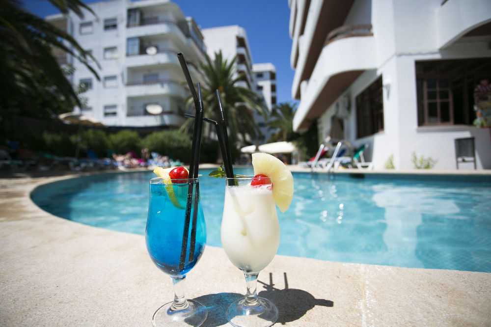 Coctails aan het zwembad van Appartementen Mirachoro 2