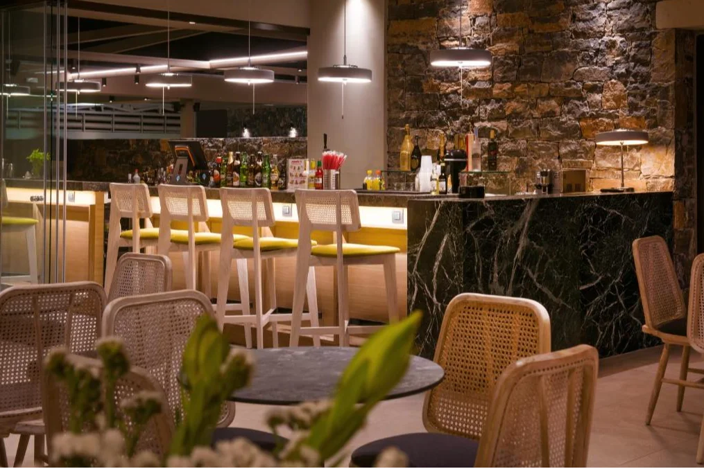 Petousis Hotel and Suites bar