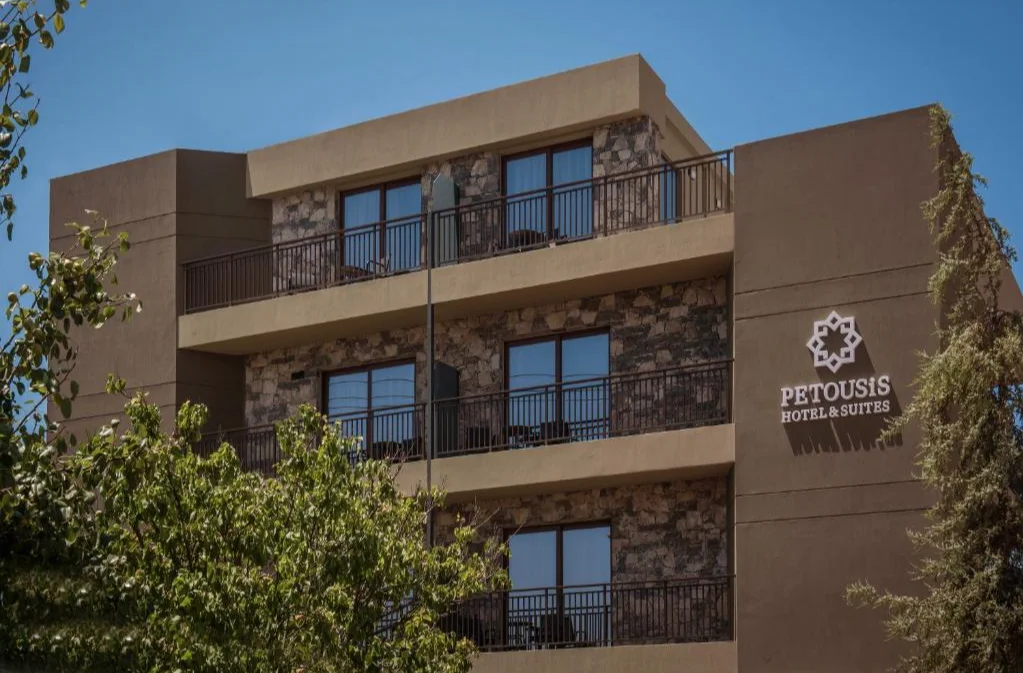 Petousis Hotel and Suites gebouw 
