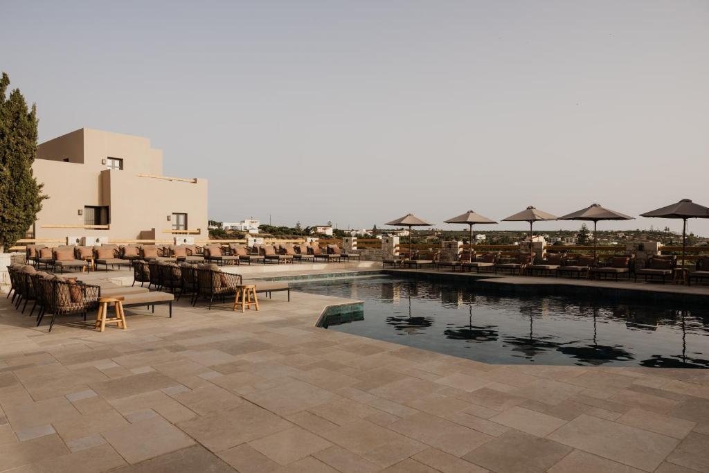 Momi Slow Living Hotel - zwembad met hotelgebouw