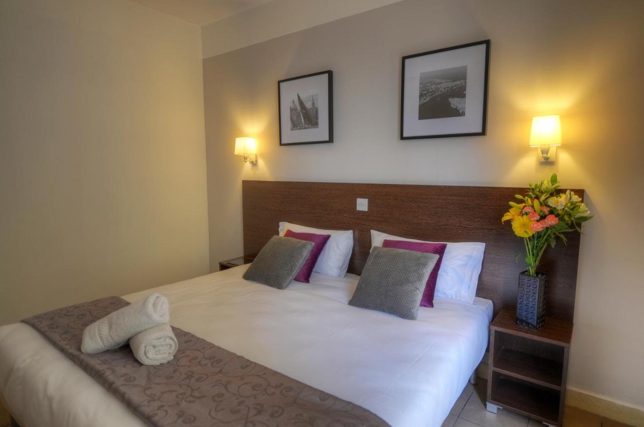 Carlton Hotel