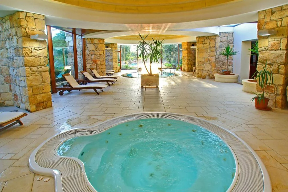 Ta Cenc Hotel & Spa bubbelbad 