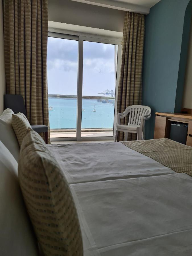 Waters Edge Hotel