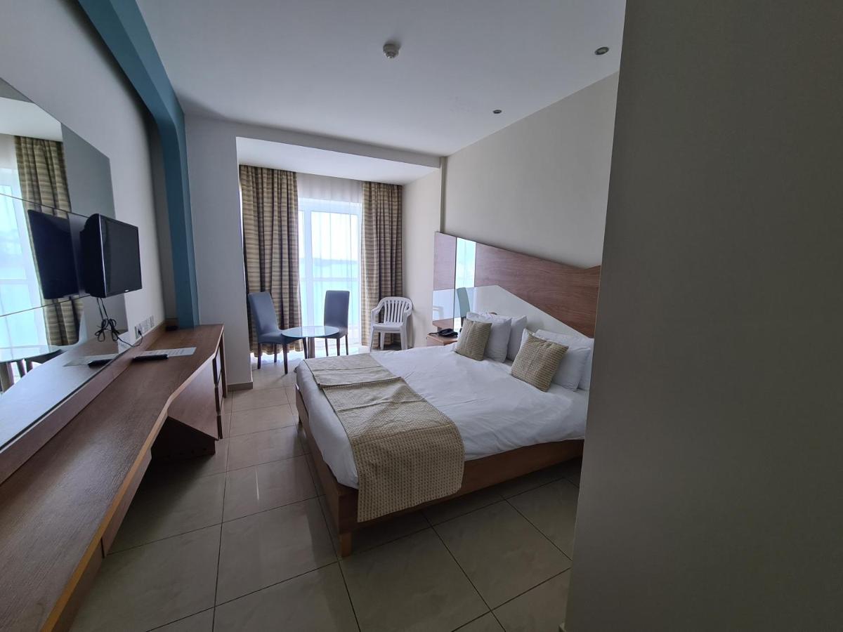 Waters Edge Hotel