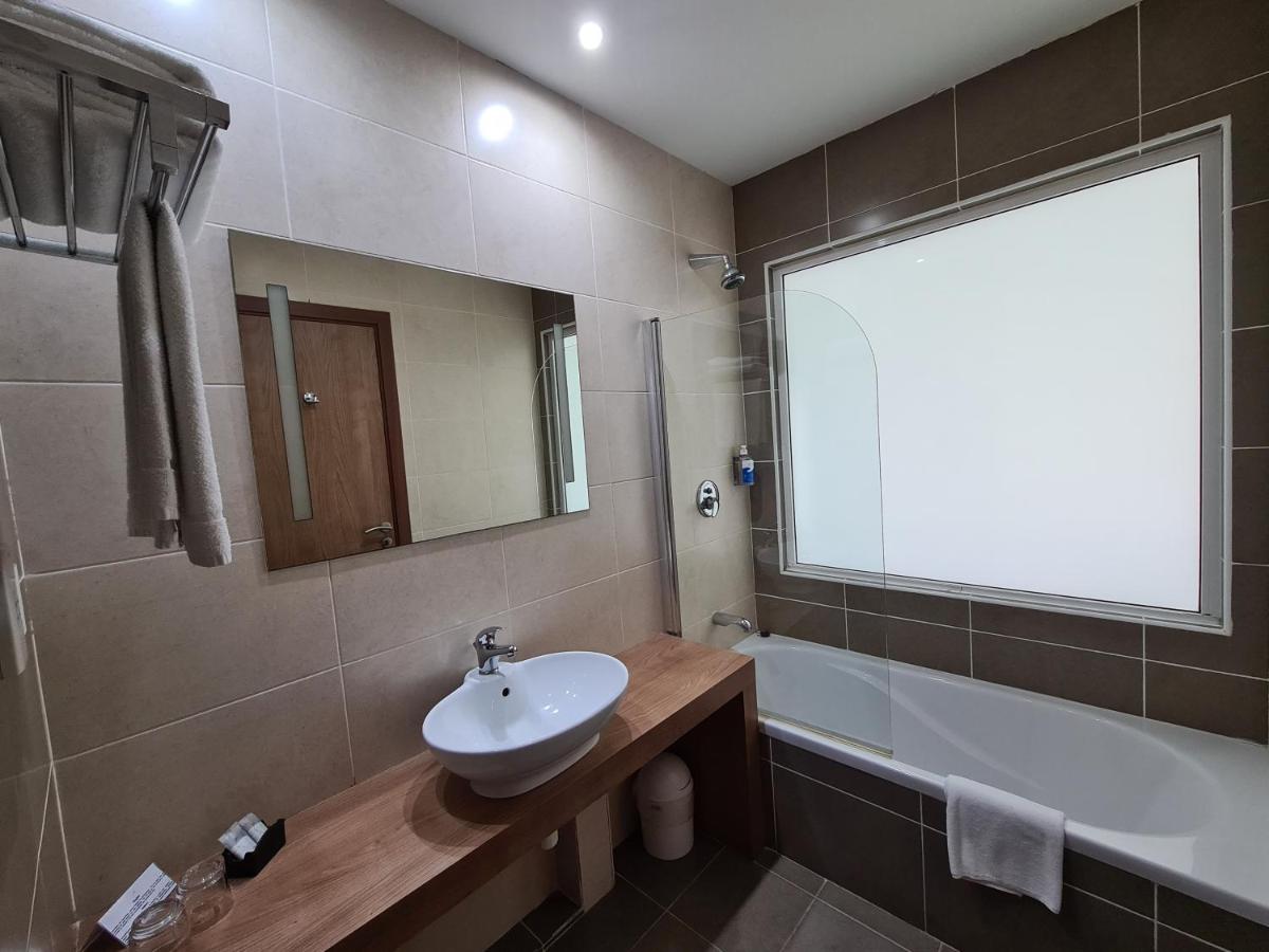 Waters Edge Hotel