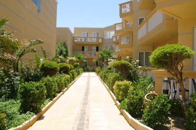 Tuin met bomen van appartementen Furtura vakantie Kreta