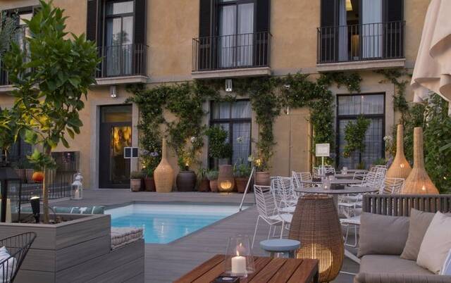 Terras en zwembad van Hotel Oasis in Barcelona