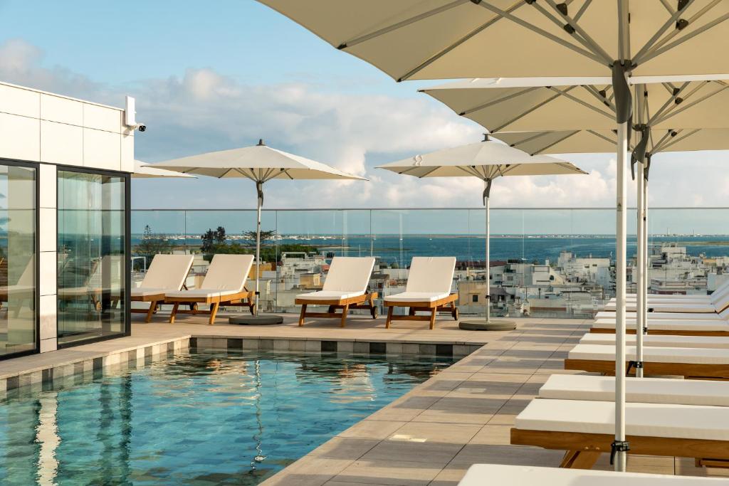 Pure Formosa Concept Hotel - dakterras met ligbedden en zeezicht
