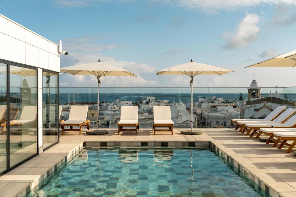 Pure Formosa Concept Hotel - dakterras met zwembad en uitzicht over Olhão