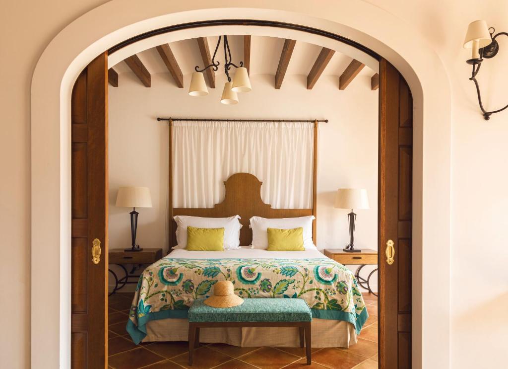 La Residencia, A Belmond Hotel - stenen booggang
