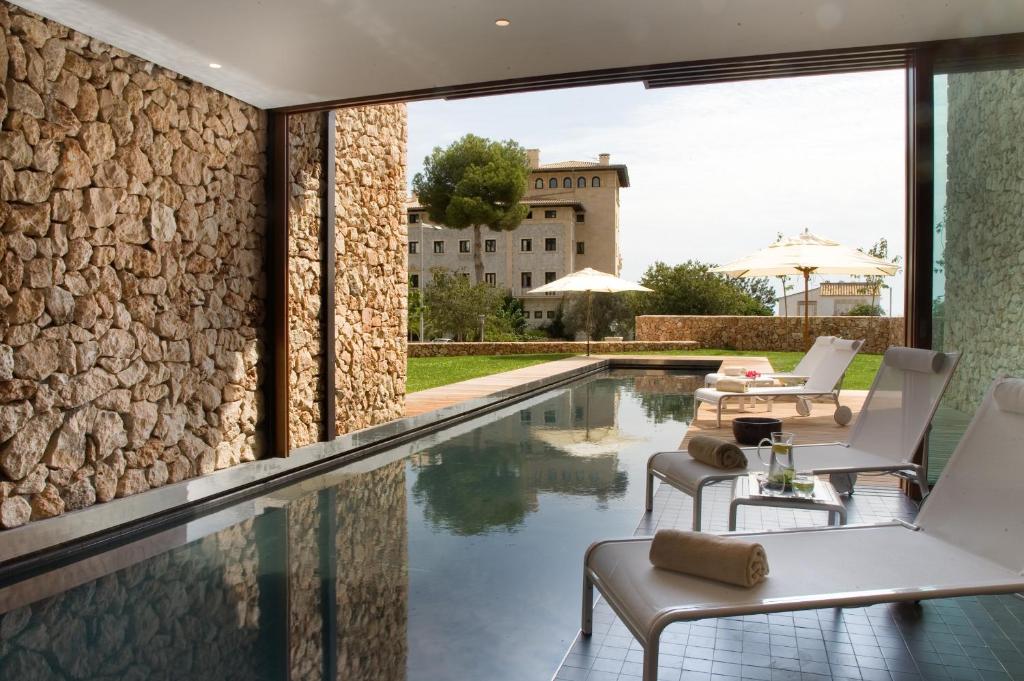 Hospes Maricel y Spa - natuurstenen gevel met toren