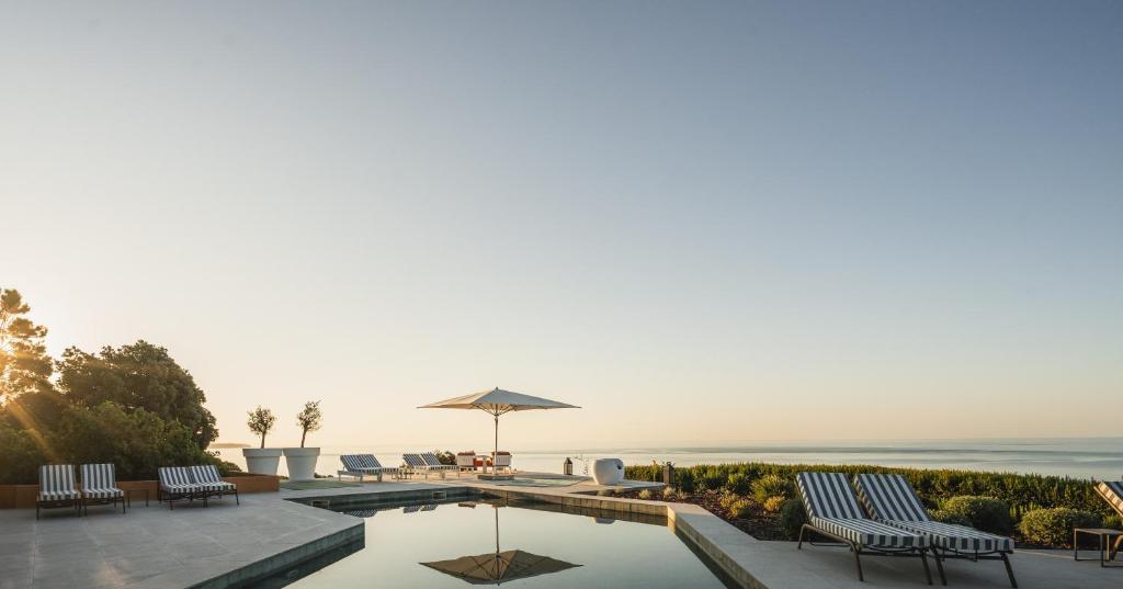 Casa Pôr do Sal - infinity-zwembad met zeezicht bij zonsondergang