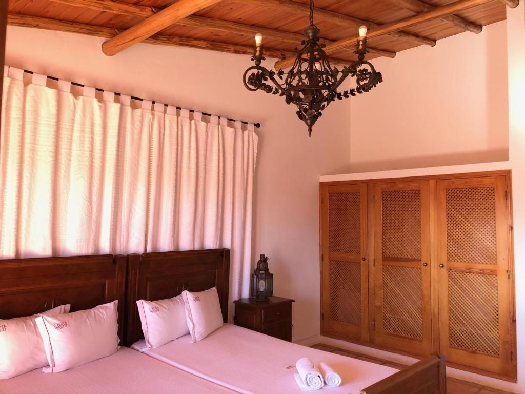 Hotel Capela das Artes - slaapkamer met houten kandelaar