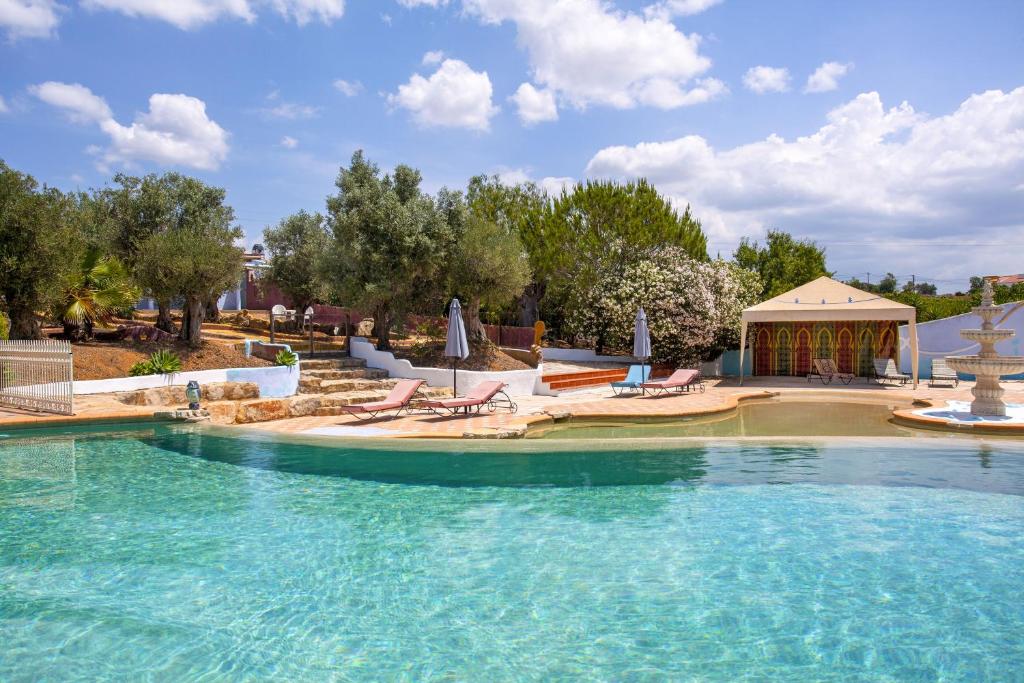Hotel Capela das Artes - zwembad met fontein en tuin