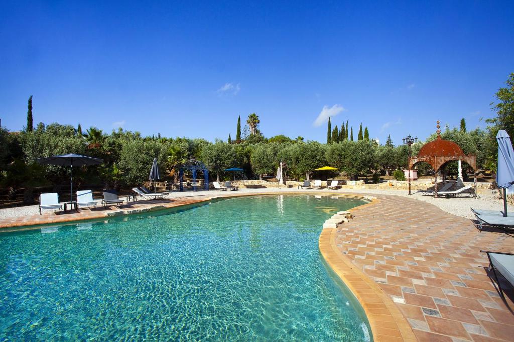 Hotel Capela das Artes - zwembad met terras en gazebo