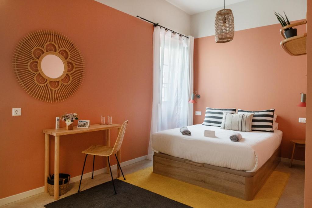 Casa Rosa Villa - slaapkamer met bureau en spiegel