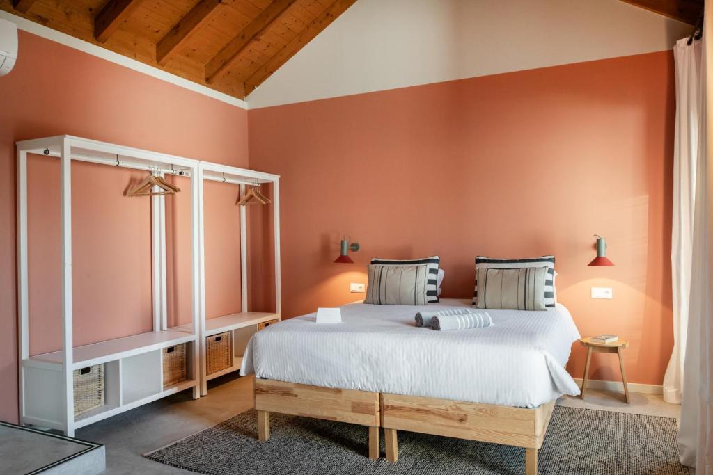Casa Rosa Villa - slaapkamer met houten plafond