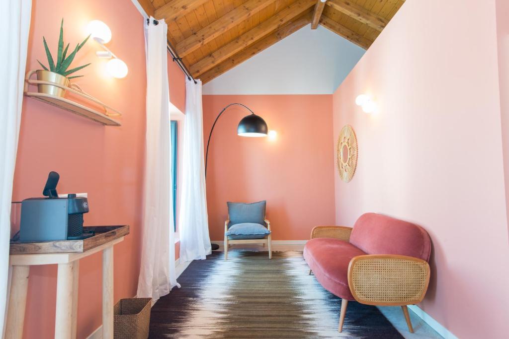 Casa Rosa Villa - zithoek met roze muren
