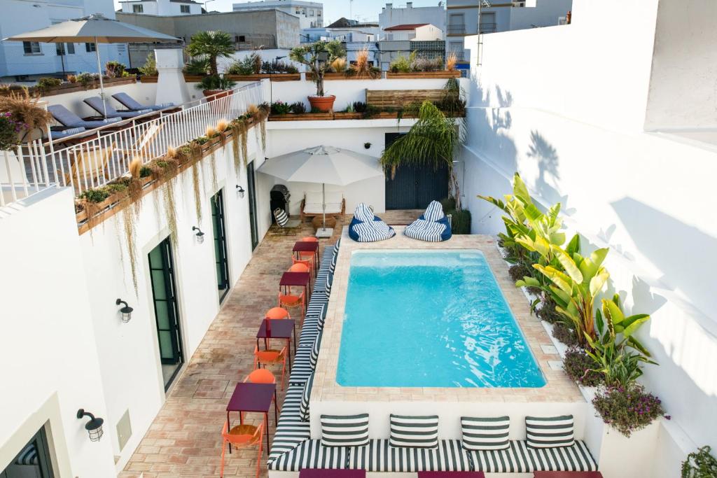 Casa Rosa Villa - zwembad met loungehoek op de binnenplaats