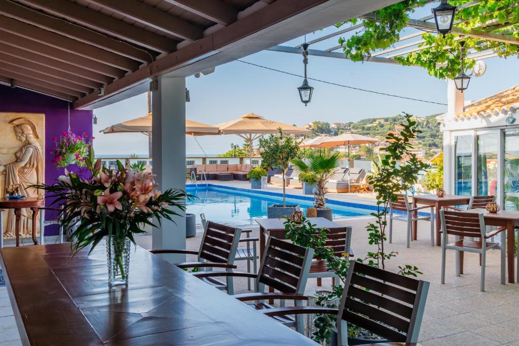 Sunsea Wellness Resort - terras bij het zwembad