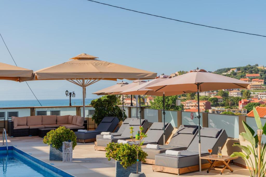 Sunsea Wellness Resort - zonneterras met ligbedden