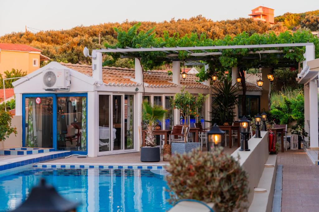 Sunsea Wellness Resort - zwembad en loungeterras