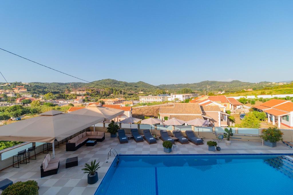 Sunsea Wellness Resort - zwembad met uitzicht op de heuvels