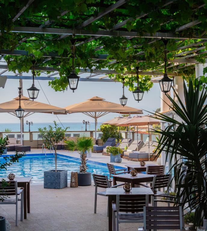 Sunsea Wellness Resort - zwembad tussen het groen
