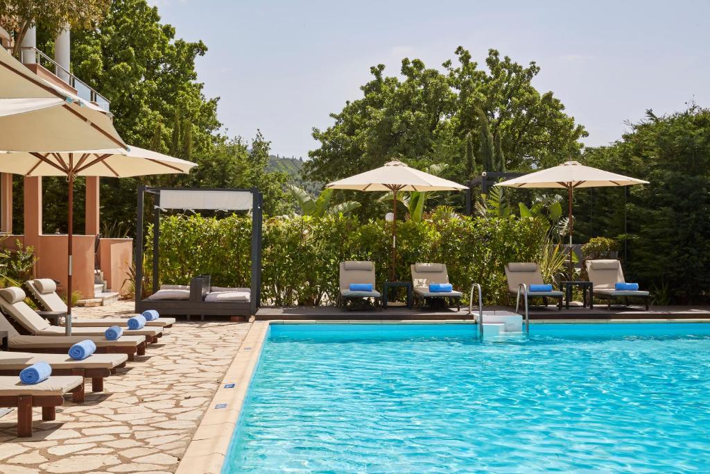 Lena Mare Boutique Hotel - zonneterras bij het zwembad