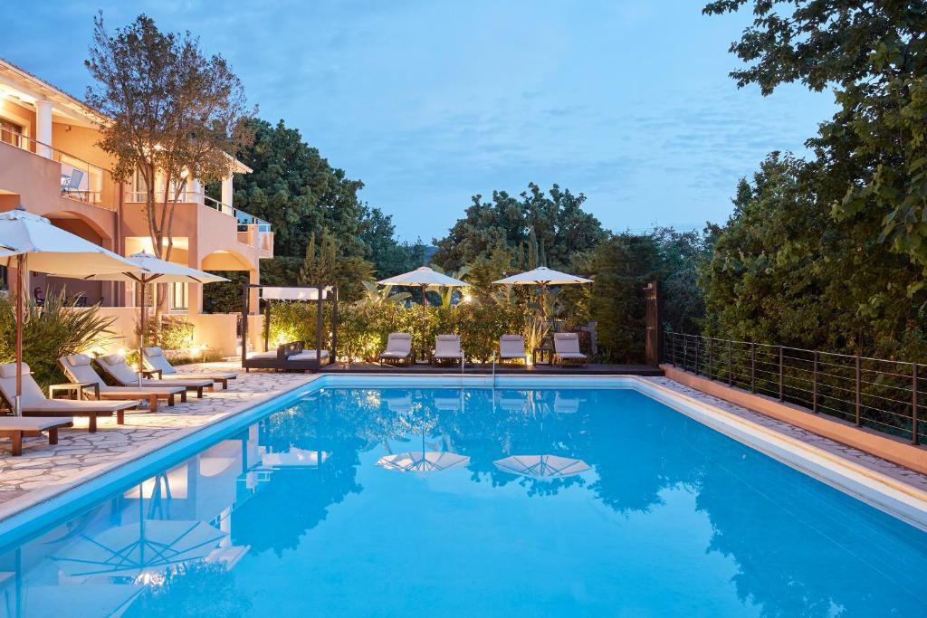 Lena Mare Boutique Hotel - zwembad en tuin
