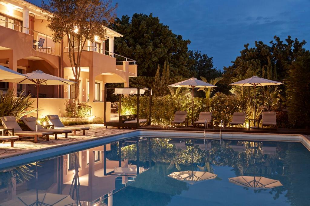 Lena Mare Boutique Hotel - zwembad met ligbedden
