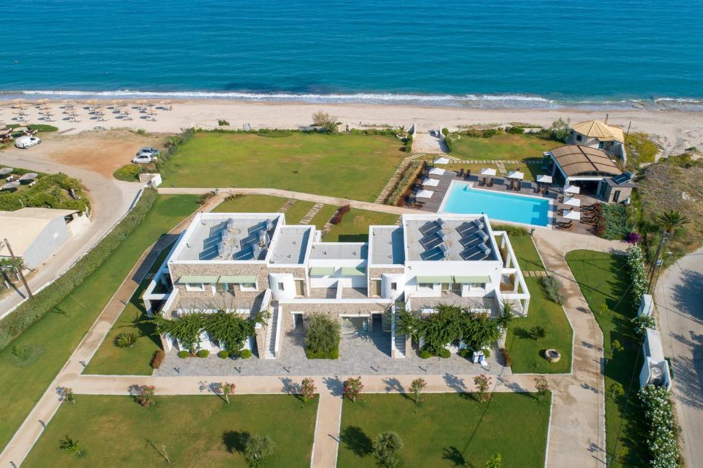 Kyma Suites - luchtfoto van zwembad en strand
