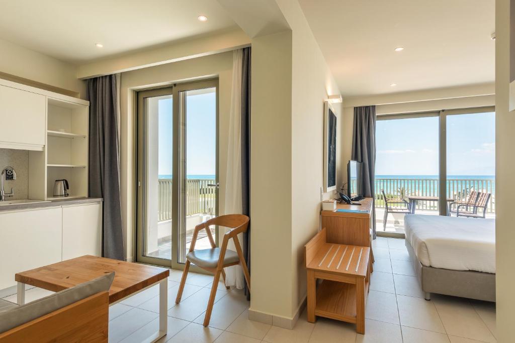 Kyma Suites - suite met balkon en zeezicht