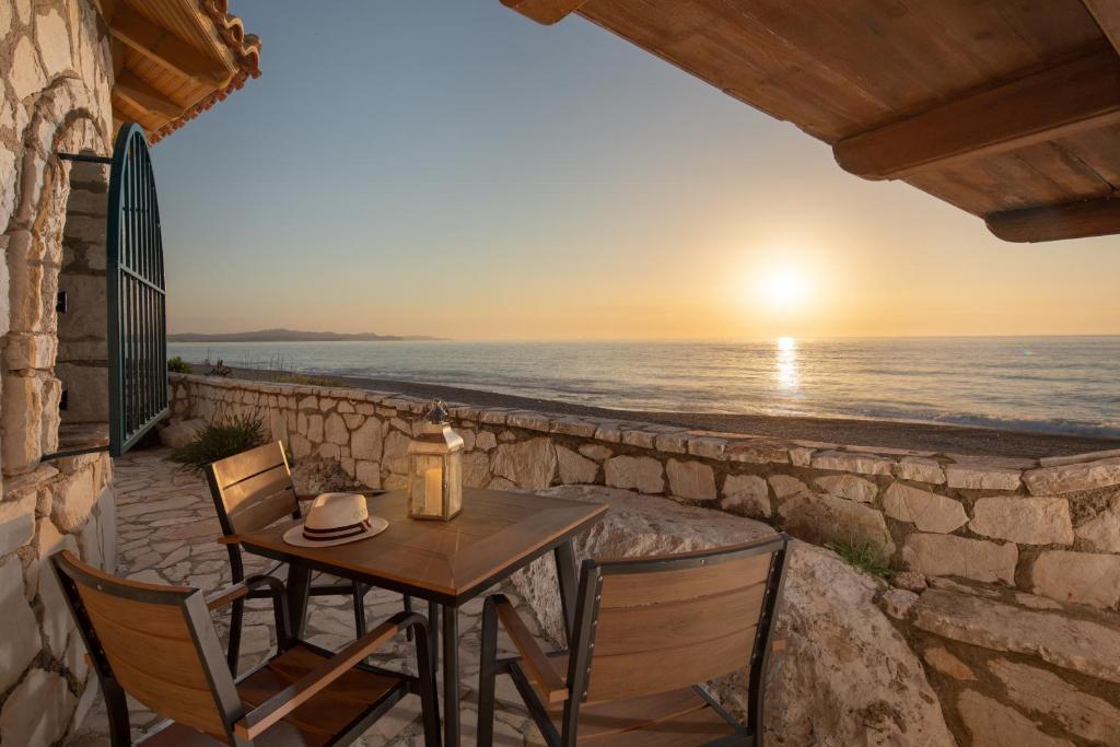 Kyma Suites - terras met zeezicht bij zonsondergang