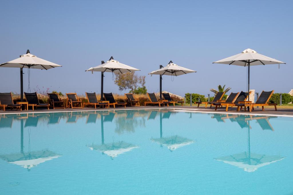 Kyma Suites - zwembad met ligbedden