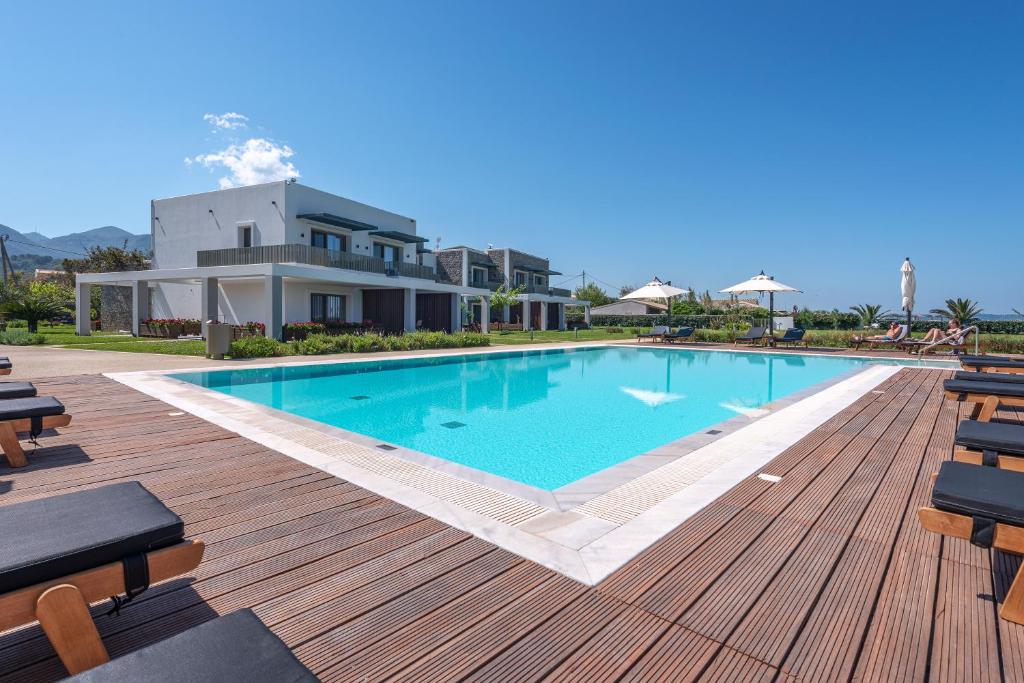 Kyma Suites - zwembad met loungeterras