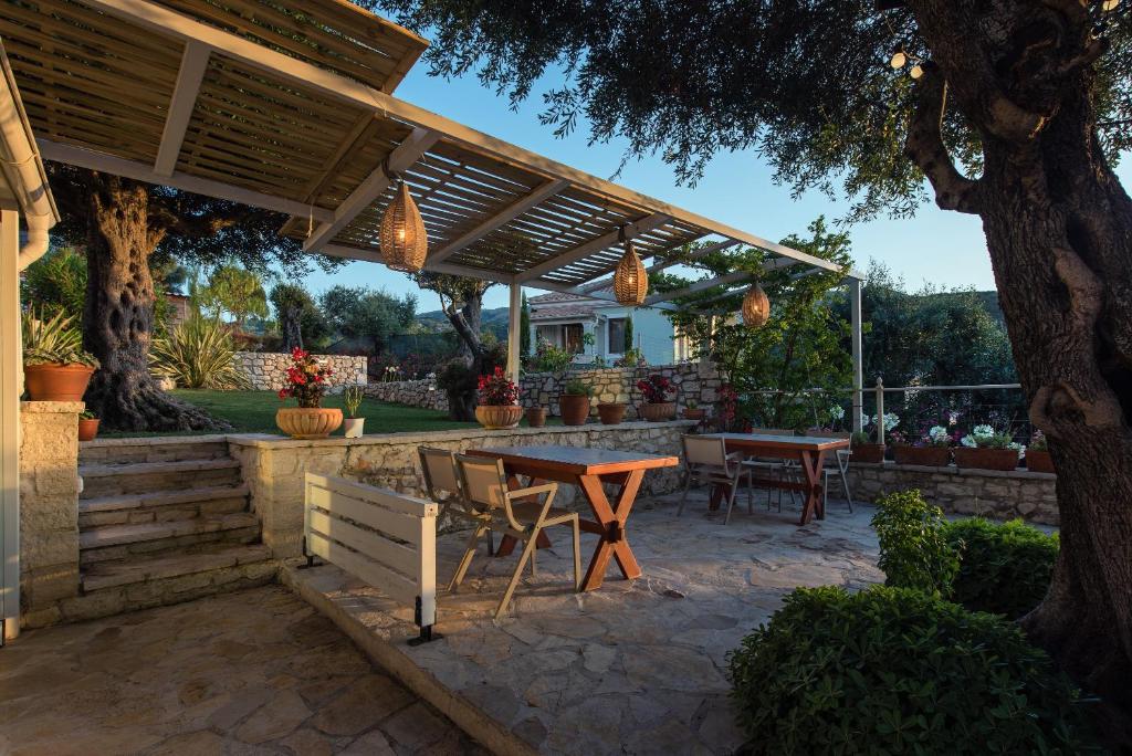 Hill Lofos Hotel - overdekt terras met zeezicht