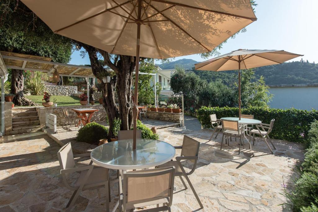 Hill Lofos Hotel - terras met baaizicht