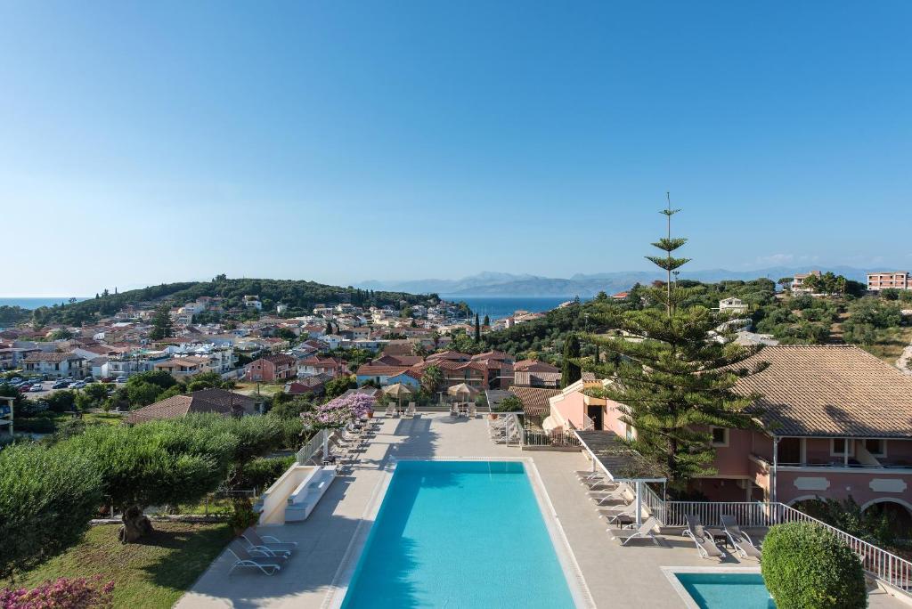 Hill Lofos Hotel - uitzicht over Kassiopi en de baai