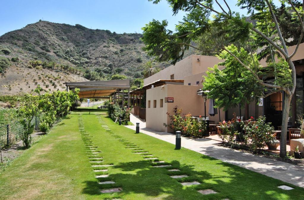 Hotel Rural El Mondalon - tuin met bergzicht