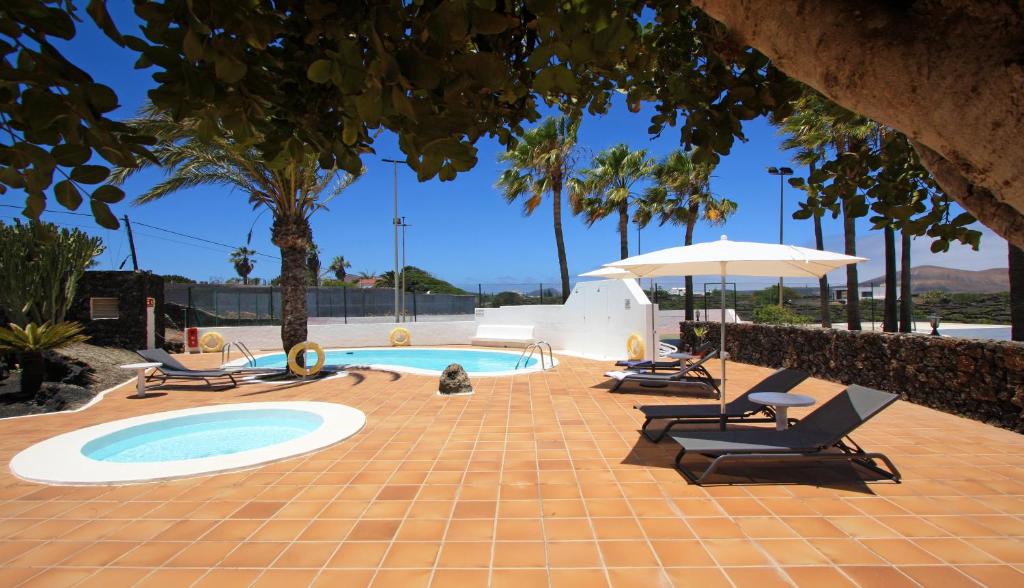 Hotel Rural Finca de La Florida - zwembad met ligbedden