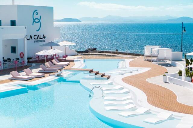 CalaLanzarote Suites - zwembad met zeezicht