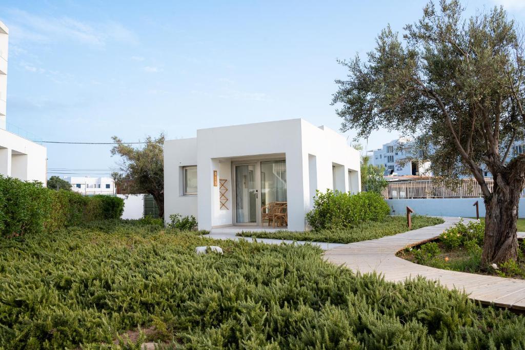 Can Salia - witte gebouwen met tuin