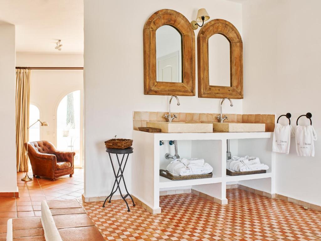 B Bou Cortijo Bravo - badkamer met ronde spiegels