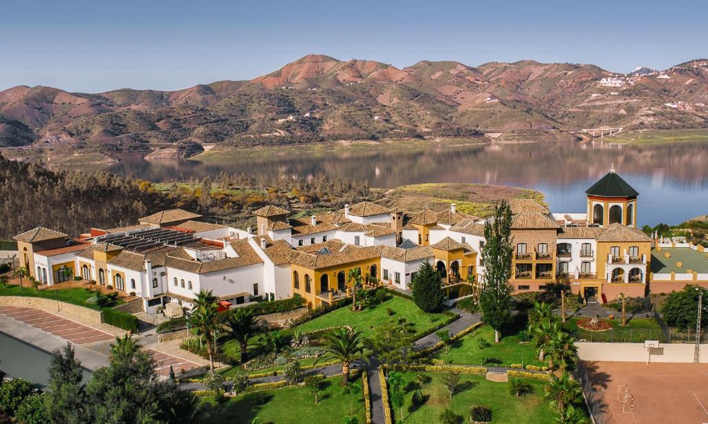 B Bou La Vinuela - het hotel aan het meer